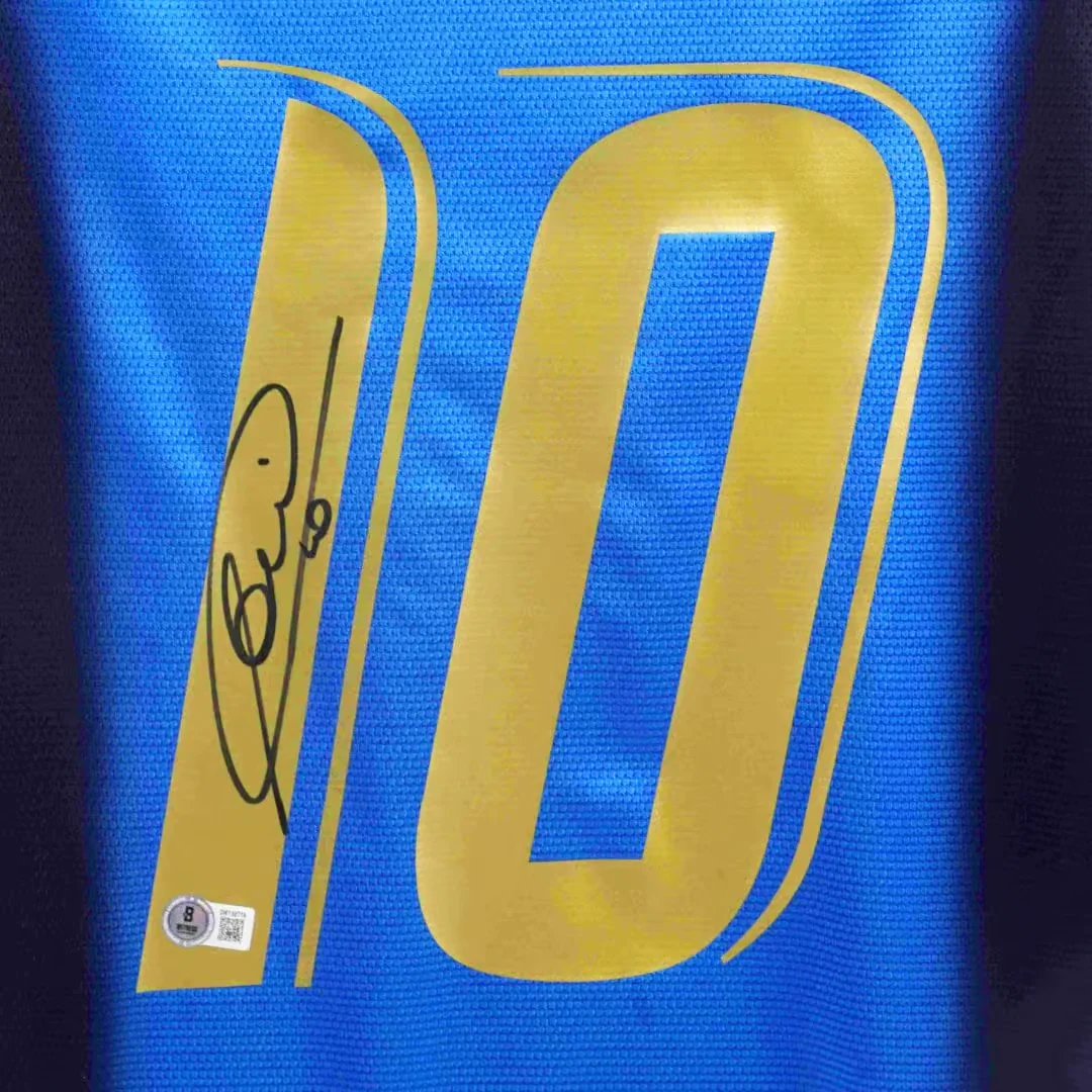 Francesco Totti Signed Italy FC Home Soccer Jersey #10 with Beckett Witness - Image 2