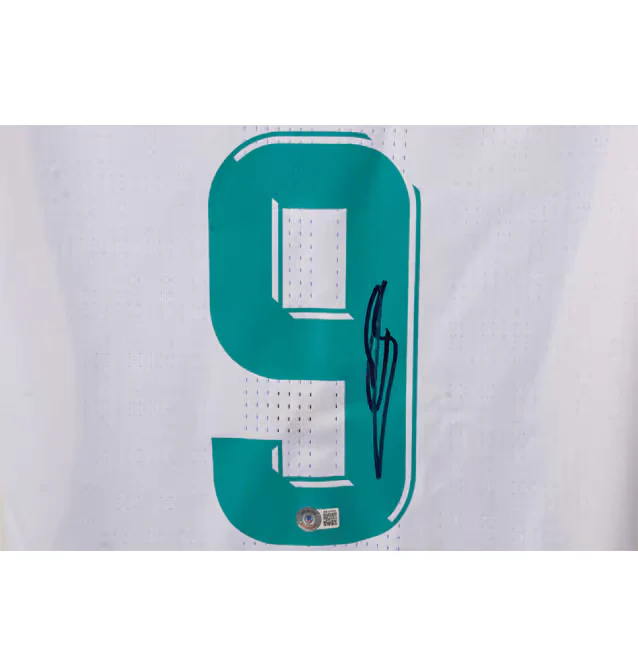 Framed Karim Benzema Signed Real Madrid FC Home Soccer Jersey #9 with Beckett COA - Image 2