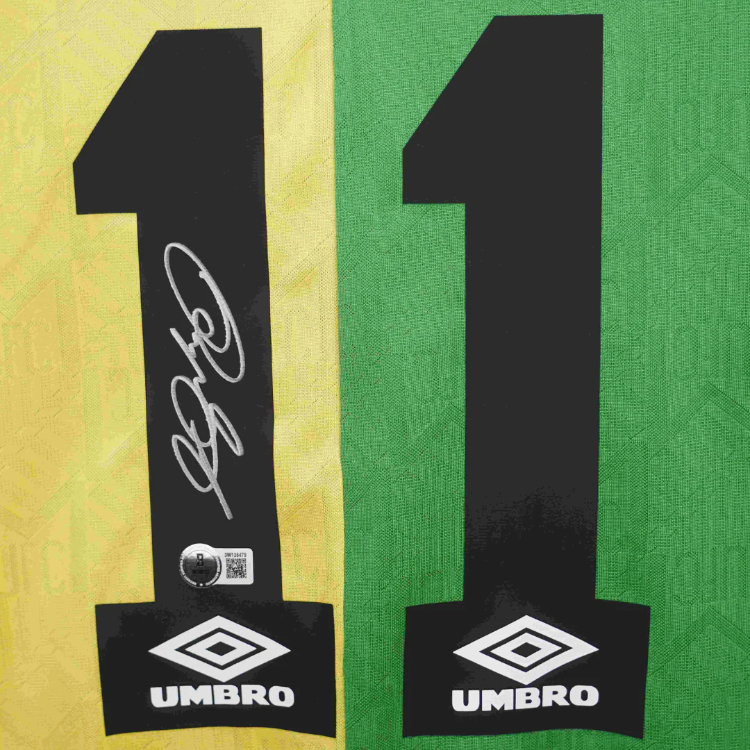 Framed Ryan Giggs Signed Manchester United Away Soccer Jersey #11 with Beckett Witness - Image 2