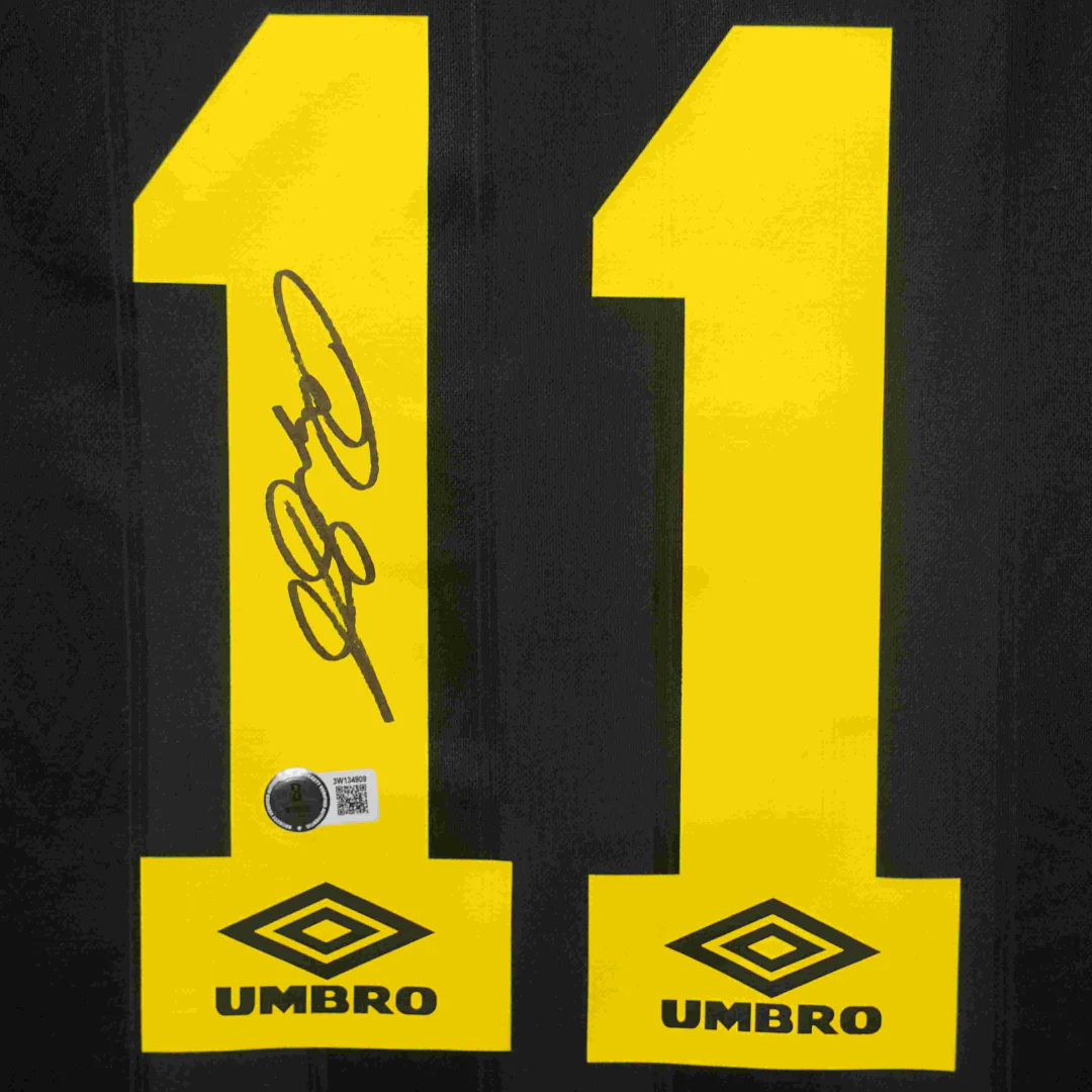 Framed Ryan Giggs Signed Manchester United Soccer Jersey #11 with Beckett Witness - Image 2