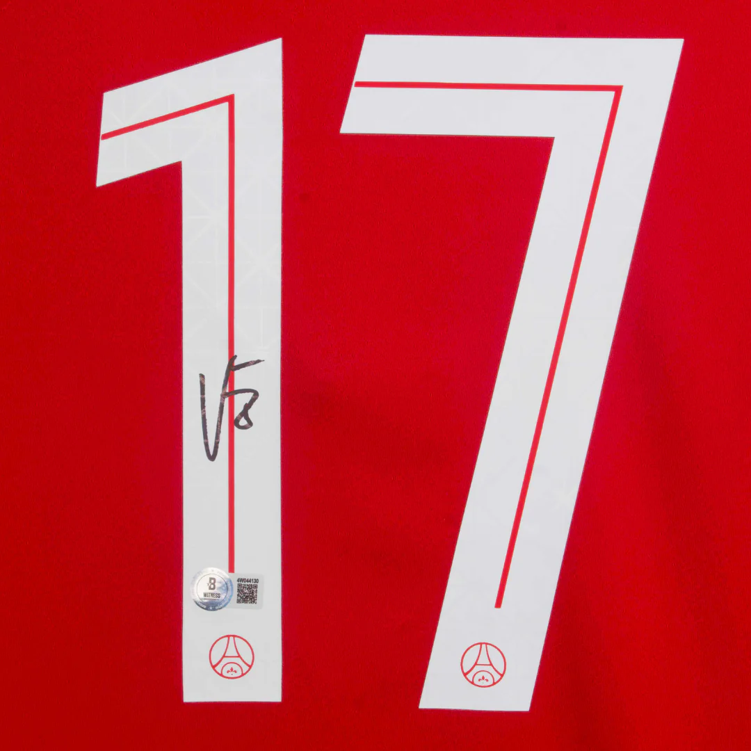Framed Vitinha Signed PSG Away Soccer Jersey #17 with Beckett Witness - Image 2